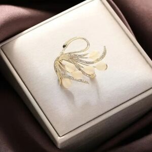 Exquisite Cat Eye Swan Brooch